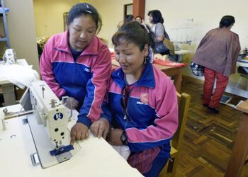 Las mujeres trabajadoras tienen media jornada de asueto. Foto: Archivo.