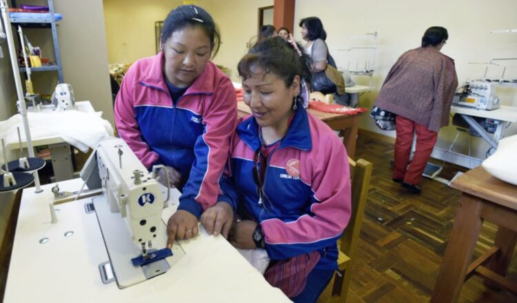 Las mujeres trabajadoras tienen media jornada de asueto. Foto: Archivo.