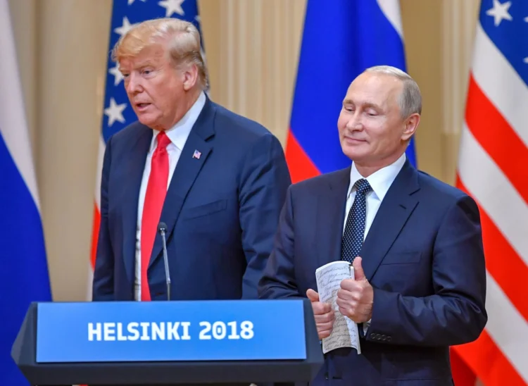 El presidente Donald Trump y el presidente ruso Vladimir Putin asisten a una conferencia de prensa conjunta. Foto: Archivo