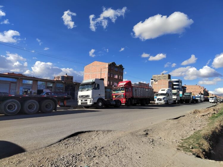 En El Alto, largas flas de vehículos de transporte pesado se observan en estaciones de servicio en la carretera hacia Viacha.