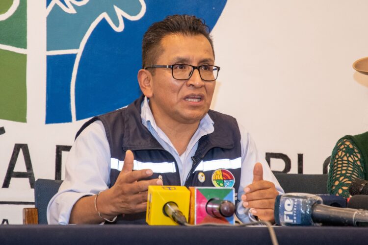 El defensor del Pueblo, Pedro Callisaya, brinda una conferencia de prensa.