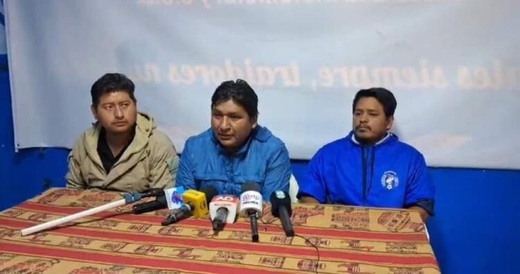 Dirigentes de las Seis Federaciones del Trópico brindan una conferencia de prensa.