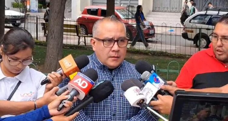 El abogado Nelson Cox brinda es entrevistado por la prensa.