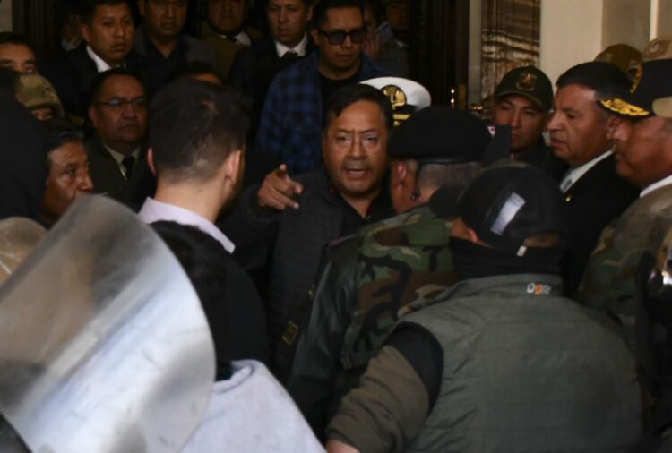 El momento en que Arce aborda a Zúñiga en la puerta del Palacio de Gobierno. Foto: APG