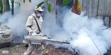 La fumigación es parte de las tareas preventivas contra las enfermedades transmitidas por vectores. Foto: Referencial-Archivo La Razón.