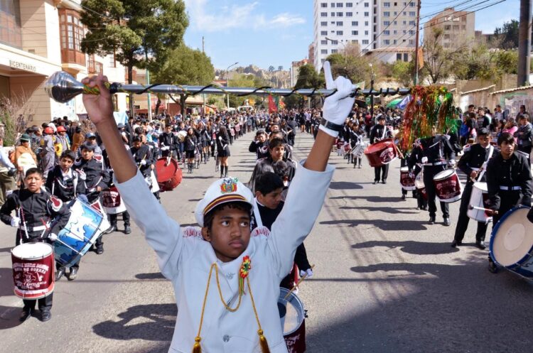 Los desfiles son parte de los actos cívicos planificados por las fiestas julias. Foto: Archivo La Razón.