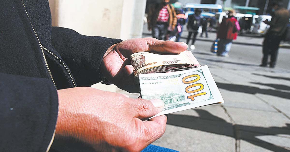 Tras la subida del jueves, el dólar baja a Bs 9,44 para la venta