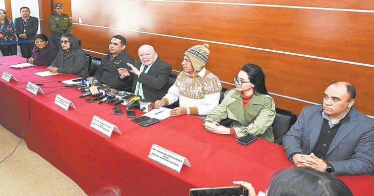 La Sala Plena del TSE, a la cabeza de su presidente Óscar Hassenteufel, brinda una conferencia.