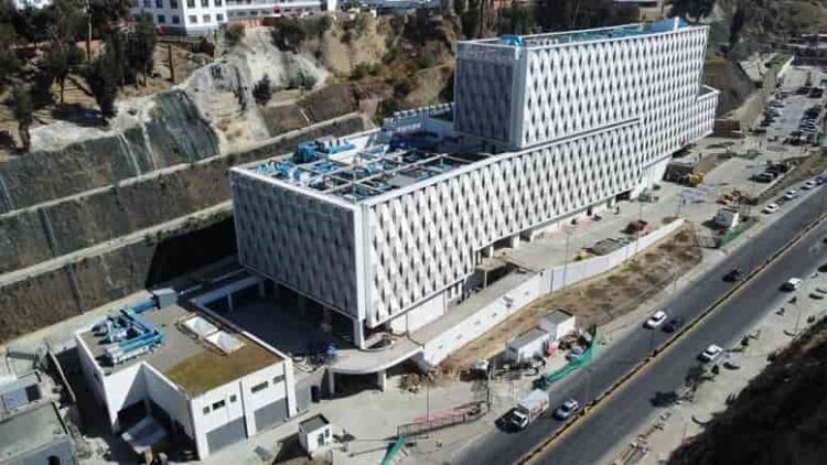 El Hospital Gastroenterológico del Bicentenario está ubicado en la avenida Zabaleta de la ciudad de La Paz.