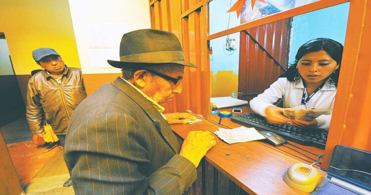 Un jubilado del Sistema de Reparto cobra su renta. Foto: Archivo.