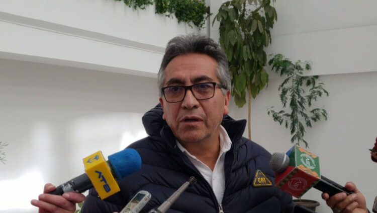 El exviceministro de Gestión Gubernamental, Gustavo Torrico, es entrevistado por la prensa.