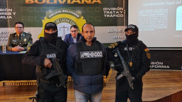 Luis Fernando Hamdan es presentado a la prensa luego de su aprehensión.