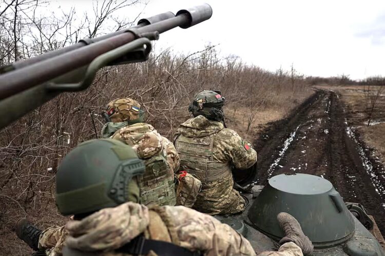 Soldados ucranianos se desplazan en un tanque.