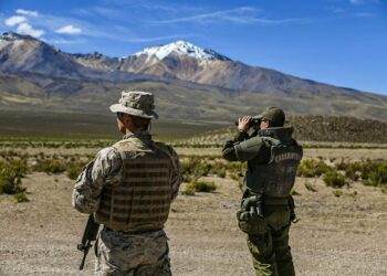Un militar y un policía de Chile vigilan su frontera. Foto: Archivo
