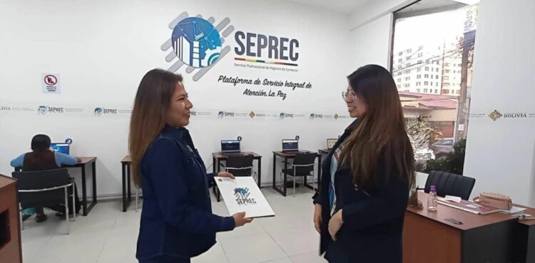 Una funcionaria del Seprec entrega el certificado de registro de una empresa. Foto: Archivo.
