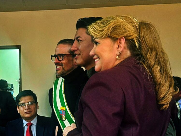 La expresidenta jeanine Áñez (adelante), y los exlíderes cívicos Marco antonio Pumari y Luis Fernando Camacho.