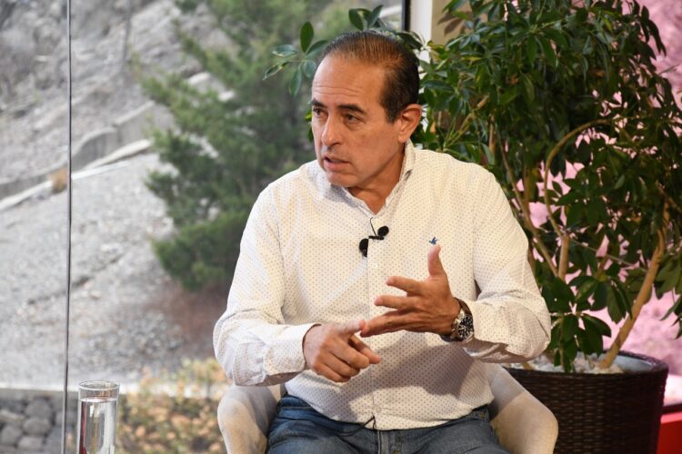 César Dockweiler, líder de Ciudad Humana, en entrevista con Piedra, Papel y Tinta. Foto: Oswaldo Aguirre.
