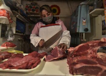 Una carnicera vende carne de res al consumidor final. Foto: Archivo LR