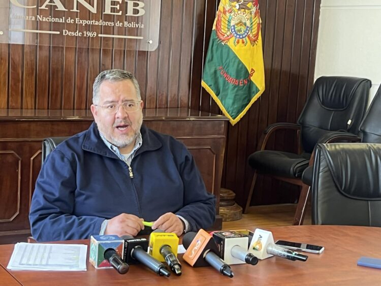 El gerente de la Caneb, Marcelo Holguín, en conferencia de prensa. Foto: Archivo.
