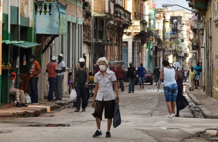 Personas caminando en una calle de La Habana, Cuba.