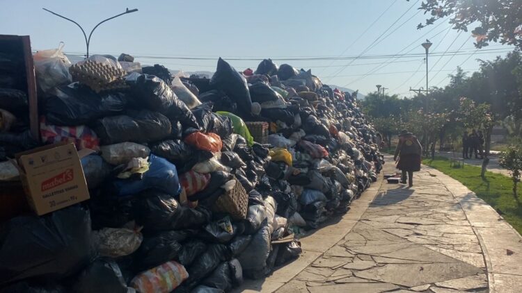 En protestas por pedido de cierre del relleno sanitario de K'ara K'ara, hubo gran acumulación de basura en las calles. Foto: Archivo.