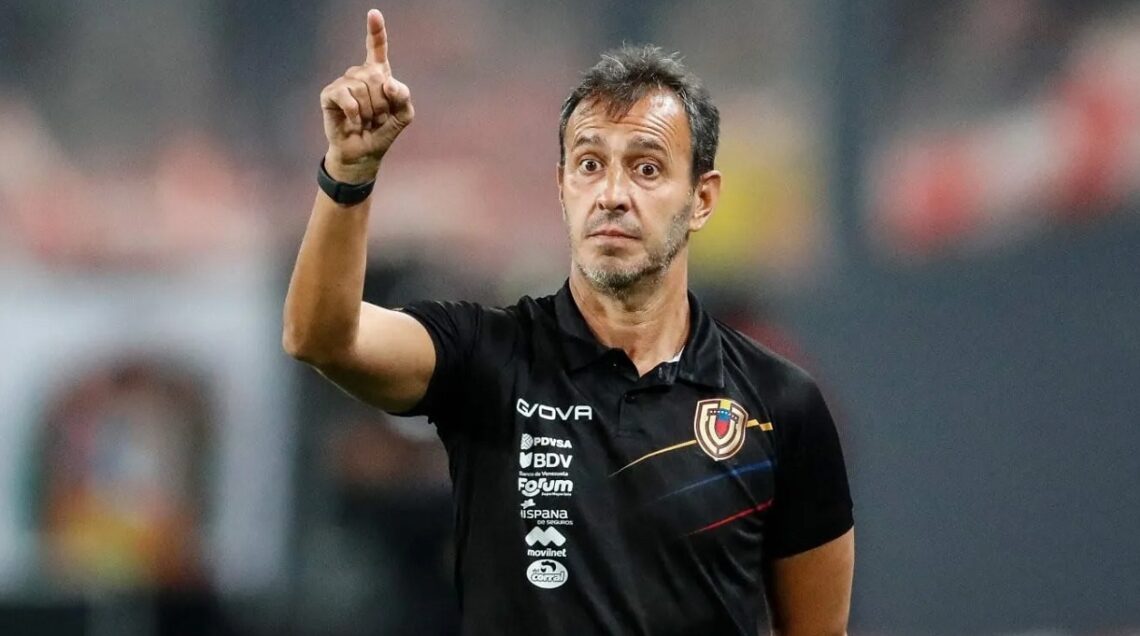 Batista dirigiendo a la selección de Venezuela