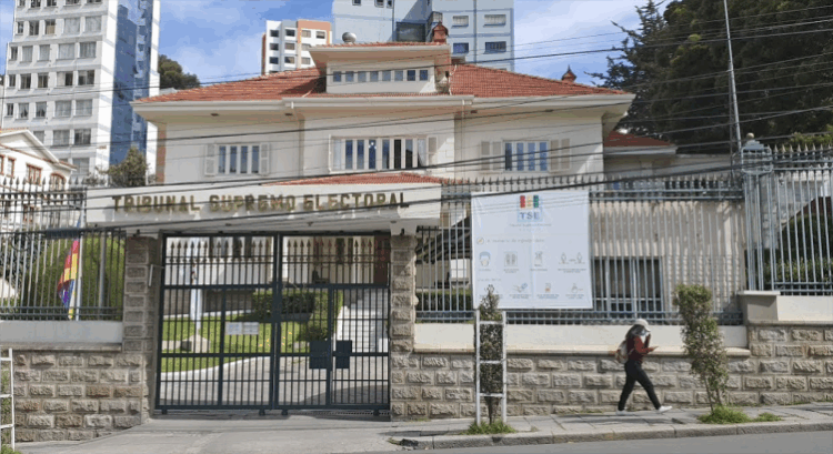 El edificio del TSE en La Paz.
