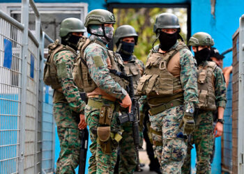 Militares ecuatorianos durante un operativo. Foto: AFP
