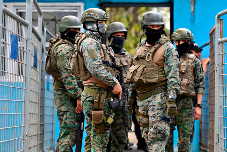 Militares ecuatorianos durante un operativo. Foto: AFP
