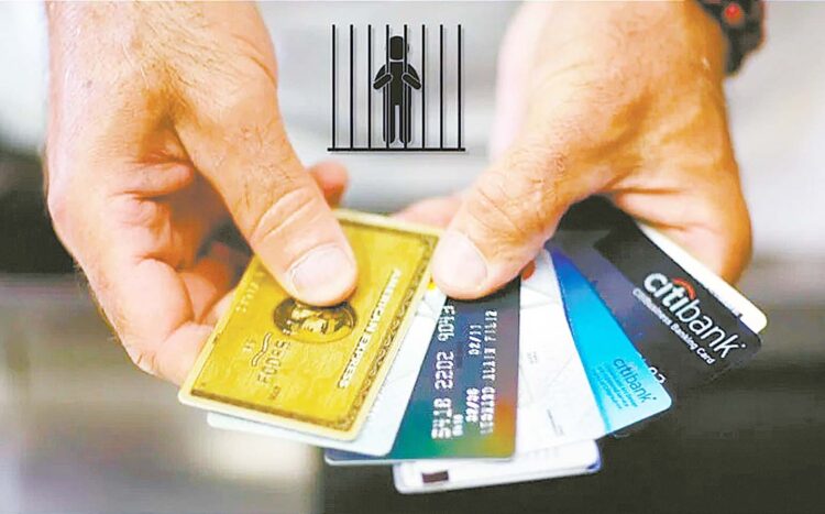 Las tarjetas de débito y crédito son cada día más populares y aceptadas por la gente.