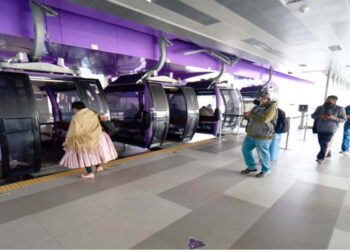 Estación de la línea Morada en Faro Murillo de El Alto, allí miles de usuarios llegan todos los días para transportarse