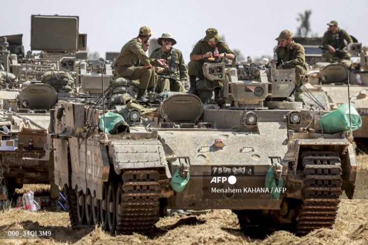 Soldados del ejército israelí sentados encima de un vehículo de combate. Foto: Archivo