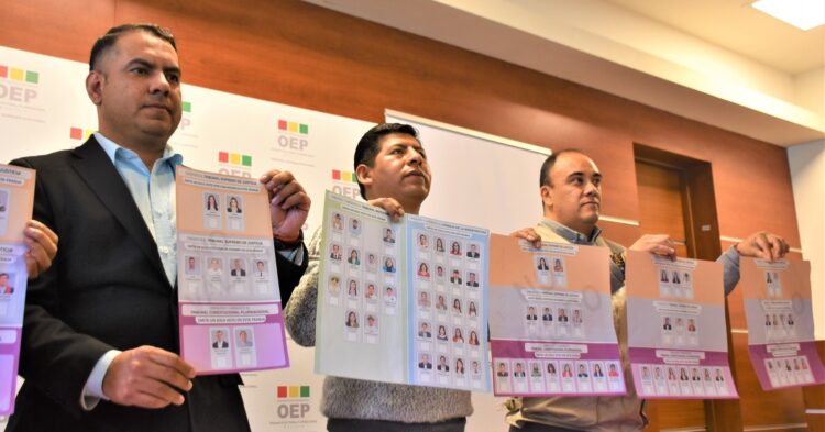 Vocales del TSE presentan las papeletas electorales para las elecciones judiciales.
