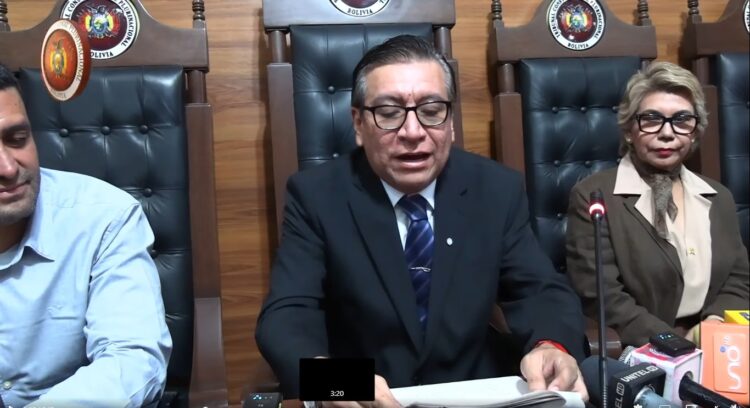 Gonzalo Hurtado, presidente del Tribunal Constitucional Plurinacional, brinda una conferencia de prensa.