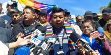 Pedro Llanque, dirigente del Pacto de Unidad evista, brinda una conferencia de prensa.