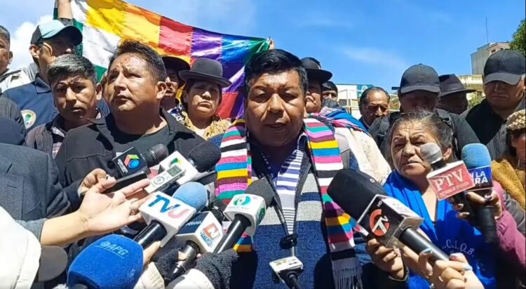 Pedro Llanque, dirigente del Pacto de Unidad evista, brinda una conferencia de prensa.
