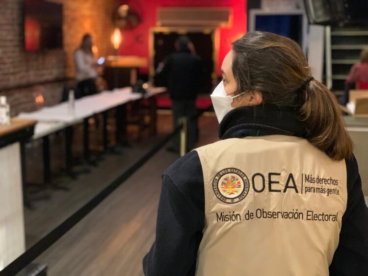 Una representante de la OEA en un acto electoral.