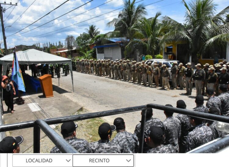 Formación policial en el acto de desagravio a la Policía en Chimoré