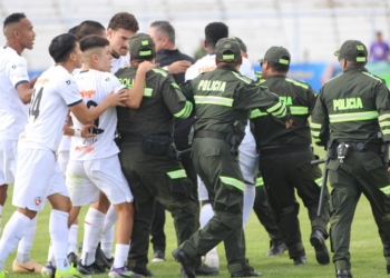 Entrenador y jugadores de Royal Pari forcejean con los policías en el estadio Jesús Bermúdez.