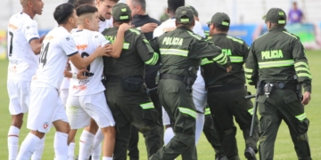 Entrenador y jugadores de Royal Pari forcejean con los policías en el estadio Jesús Bermúdez.