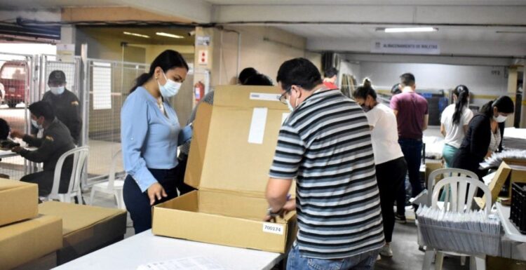 Preparado de las maletas para las elecciones generales.