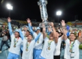 Los jugadores académicos celebran con el trofeo en su poder.