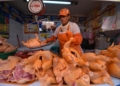 Venta de carne de pollo en un mercado de la ciudad de La Paz.