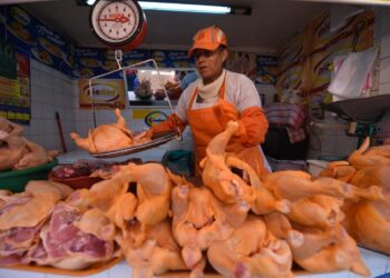 Venta de carne de pollo en un mercado de la ciudad de La Paz.