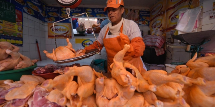 Venta de carne de pollo en un mercado de la ciudad de La Paz.