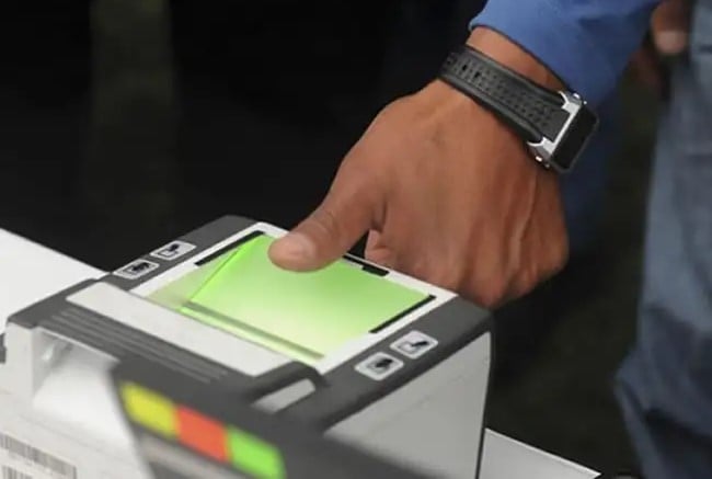 Escaneo de la huella digital en el empadronamiento.