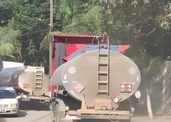 Un camión cisterna.