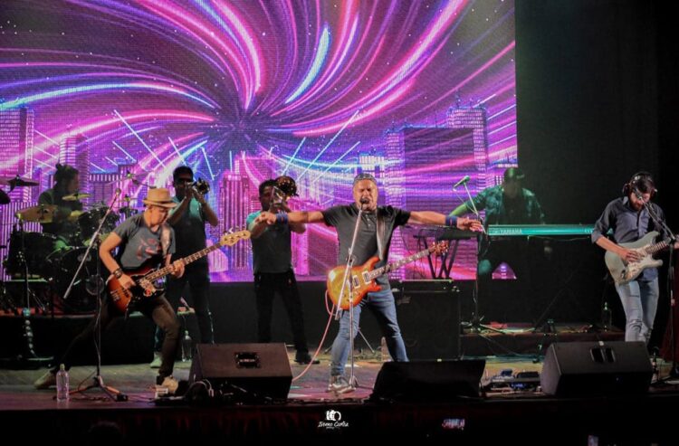 La banda Deszaire project durante un show en vivo