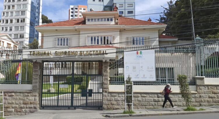 El edificio del TSE en La Paz.
