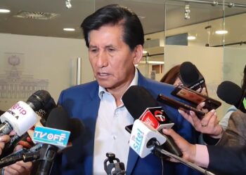 El senador Félix Ajpi es entrevistado por la prensa.